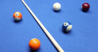 Kadın eli iki top bilardo masası alır. Bilardo oyunu