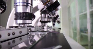 Profesyonel mikroskoplar ve teknoloji sergisinde sıra sıra lensler. Laboratuvar ekipmanları, bilim tıbbı optik ilaçlar ve eğitim konsepti