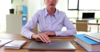 Çalışan kadın yönetici dizüstü bilgisayarı açıyor. Seo not defterini açar ve yazma, e-posta yazma ve interneti taramaya başlar.