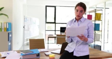 İş sorunları ve memnun olmayan kadın CEO 'lar iş yerinde raporlar okuyor ve kendilerini tatminsiz hissediyorlar. Olumsuz duygular ve finansal iş raporu