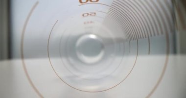 Detaylı işaretleri ve kırmızı numaraları olan büyük hacimli test tüpü, içeri bak. Kimyasal madde kullanımı için cam eşyalar