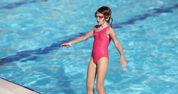 Çocuk Havuza Atlıyor Yaz Çocukları Tatili — Stok video