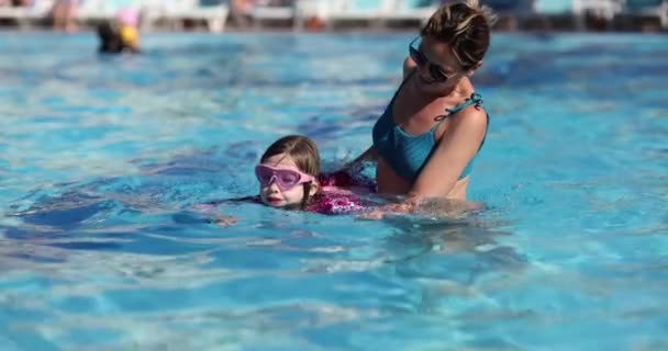 Havuzda Kızıyla Güzel Bir Kadın Yaz Tatilleri Aile Tatilleri — Stok video