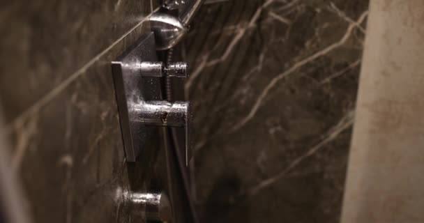 Chromowany Metalowy Mieszalnik Ciepłej Zimnej Wody Wężem Natryskowym Montowane Ścianie — Wideo stockowe
