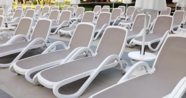 奢华奢华的阳光休憩室 舒适的座位和封闭的遮阳伞在豪华酒店度假胜地 酒店大楼的室外游泳池及处所 — 图库视频影像