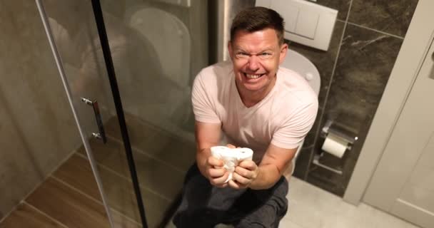Man Lijdt Aan Diarree Die Thuis Het Toilet Zit Hemorroïdconstipatie — Stockvideo