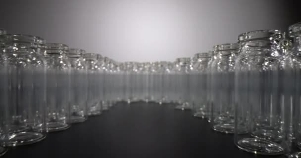 一排排空玻璃瓶 用于疫苗生产和包装 医疗及化验用专业玻璃器皿 — 图库视频影像