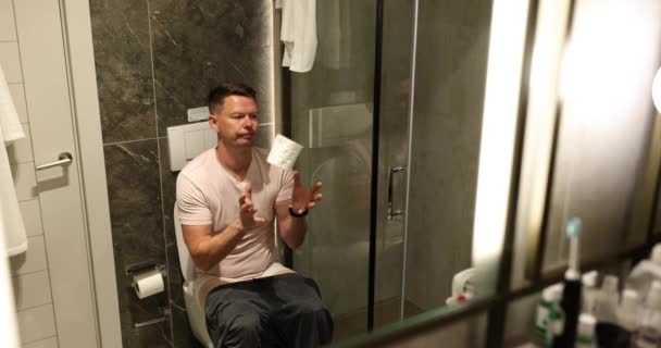 Droevige Man Zit Het Toilet Met Darmproblemen Houdt Papier Vast — Stockvideo