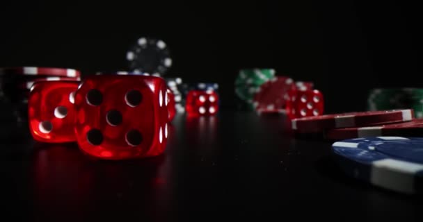 カジノチップとブラックバックグラウンドクローズアップのサイコロ カジノでのギャンブル — ストック動画