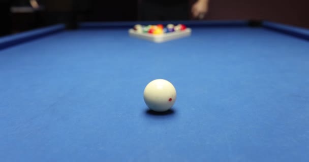 ビリヤードのプレイヤーはボールのピラミッドを前進させ ホワイトボールを整列させます アメリカン プール — ストック動画