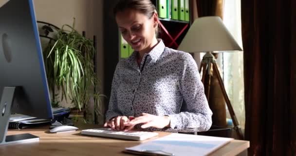 Gerente Mujer Usando Ordenador Lugar Trabajo Educación Empresarial Concepto Trabajo — Vídeos de Stock