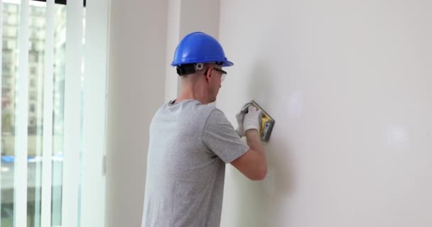Renovierung Der Wohnung Und Wandbehandlung Mit Schleifpapier Wände Zum Streichen — Stockvideo