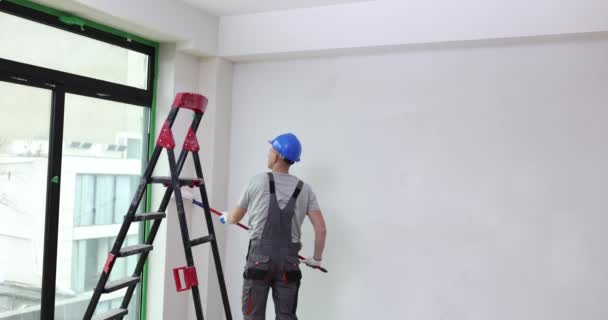 Målare Arbete Med Rullmålning Vägg Reparation Och Målning Väggar Och — Stockvideo