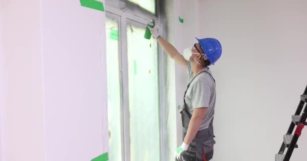 Maler Bemalt Fensterschicht Mit Weißer Sprühfarbe Streichen Von Pvc Fenstern — Stockvideo
