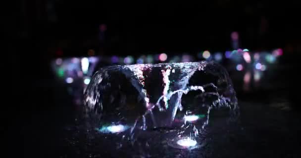 Kolorowy Kształt Wody Fontannie Czarnym Tłem Kolorowe Dekoracyjne Taniec Woda — Wideo stockowe