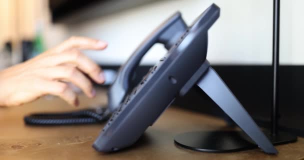 Irodai Dolgozó Vezetékes Telefont Használ Bejövő Hívások Fogadására Telefonszám Kézi — Stock videók