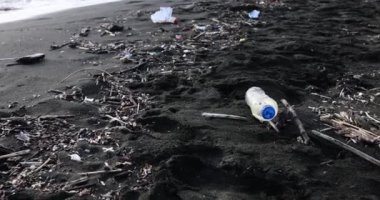 Plaj kirliliği plajında plastik şişeler. Ekolojik deniz kirliliği kavramı