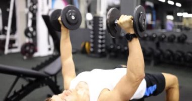 Spor salonunda halterli erkek sporcu antrenmanları. Spor salonundaki güçlü spor eğitimi.