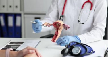 Jinekoloji ve kadın sağlığı konusunda jinekologla görüş alışverişi. Klinikteki jinekoloğa giderken yetişkin bir kadın.