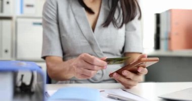 Kadın elinde akıllı bir telefon tutuyor ve ödemeli mesaj ekrana gönderiliyor. Mobil aygıtlarla yapılan mali işlemler kavramı