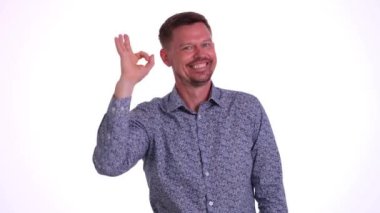Yakışıklı genç adam iyi ve iyi bir jest gösteriyor. Hizmetlerin tavsiye ve onayı