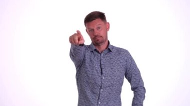 Yakışıklı adam geldi. Hey, buraya gel. Adam ona katılmayı teklif ediyor ve sarılma jesti yapıyor.