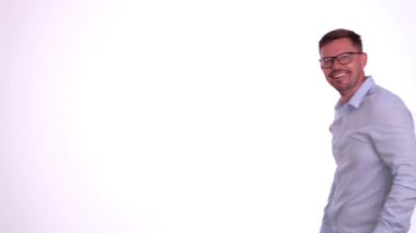 Neşeli mutlu iş adamı kameraya yüksek sesle gülüyor. Gülen adam patlamaya hazır kahkahalarla eğleniyor ve şirket şakalarını seviyor komik bir durum