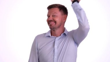 Yakışıklı adam zevkle gülümseyen görünüşüne hayran. Narsist adam göz kırpar ve yüzüne dokunur.