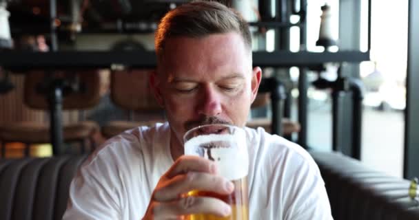 Portrét Pohledného Mladíka Pijícího Lahodný Zlatý Osvěžující Pivní Nápoj Hospodě — Stock video