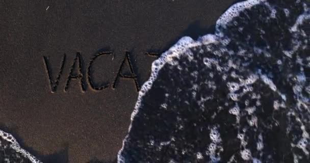 Текст Релізу Написаний Рукою Поверхні Піску Синя Океанічна Хвиля Вимиває — стокове відео