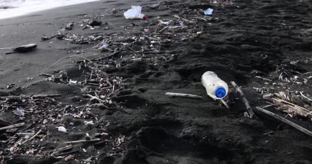 Пляж Загрязнения Пластиковые Бутылки Берегу Моря Концепция Экологического Загрязнения Моря — стоковое видео