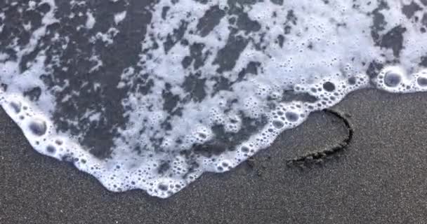 Números 2023 Desenhados Areia São Lavados Pelo Conceito Onda Mar — Vídeo de Stock
