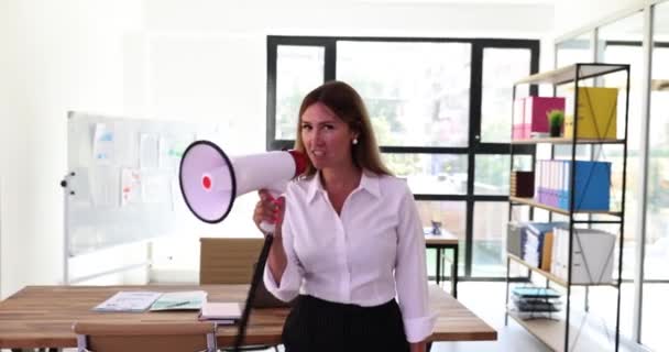 Mujer Negocios Hablando Con Megáfono Anunciando Noticias Voz Alta Anunciando — Vídeo de stock