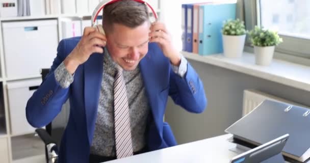 Щасливий Молодий Бізнесмен Насолоджується Прослуховуванням Енергійних Звукових Доріжок Навушниках Відволікаючись — стокове відео