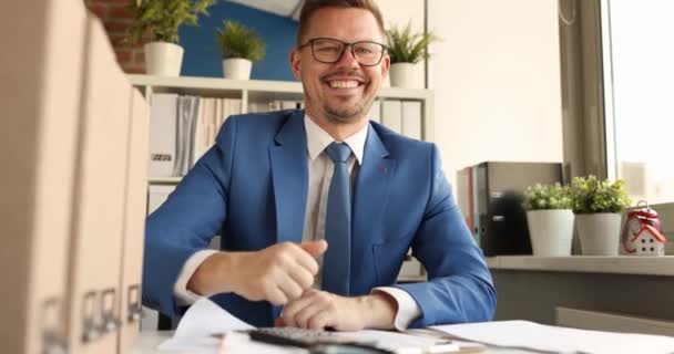 Takım Elbiseli Gözlüklü Gülümseyen Adamının Portresi Başparmaklarını Kaldırıyor Kameraya Bakıyor — Stok video
