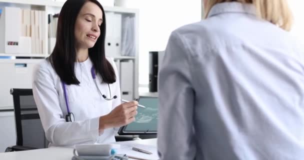 Frauenärztin Zeigt Schwangeren Ultraschall Des Kindes Mit Digitalem Tablet Bei — Stockvideo