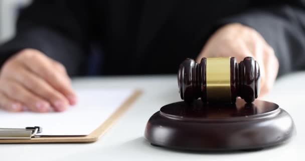 Mão Juiz Bate Com Martelo Tribunal Sentença Ato Processual Justiça — Vídeo de Stock