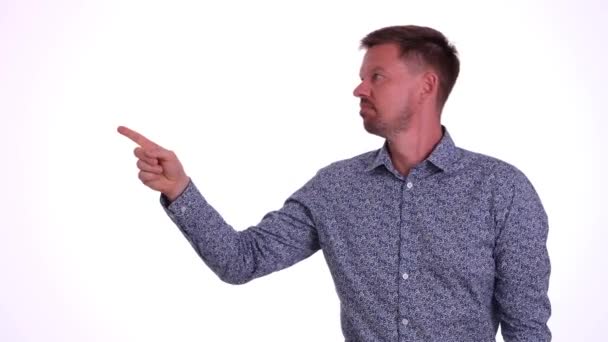 Mutsuz Mutsuz Bir Adamın Aksine Baş Parmağını Kaldırır Memnuniyetsizlik Hoşnutsuzluğu — Stok video