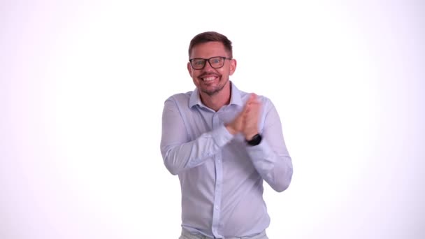 Mladý Muž Radostně Usměje Mnul Ruce Čekání Finanční Zisk — Stock video