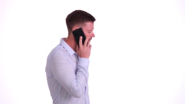 年轻人用智能手机说话 听到坏消息 在电话交谈中拿着手机听顾客抱怨的家伙 看起来很失望 很紧张 — 图库视频影像