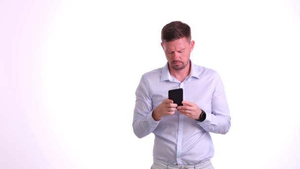 Glad Ung Stilig Man Med Smartphone Händerna Vit Bakgrund Guy — Stockvideo
