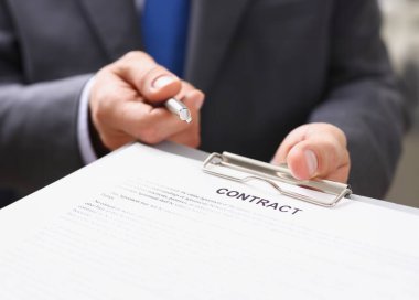 Erkek kol takım teklif Sözleşme formunda Pano Defteri ve gümüş kalem portre imzalamak için. Kar, beyaz yaka motivasyon Birliği karar kurumsal satış sigorta acentası konsepti için bir anlaşma