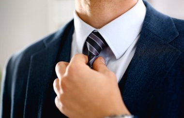Mavi takım elbiseli erkek kol kravat closeup ayarlayın. Beyaz yakalı Yönetimi iş ciddi hareket Sekreter öğrenci lüks resmi röportaj executive Ajan evlilik mağaza kurumsal zerafet istihdam hazırlık
