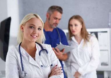 Ofis portre tribünde kadın doktor gülümseyen güzel. Reçete fiziksel ve hasta hastalık önleme sınav er ward 911'i yuvarlak çözüm sağlıklı yaşam Danışmanı hemşire meslek kavramı