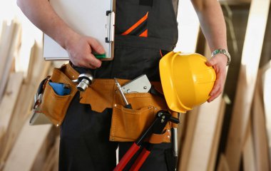 Tamirci elle bel ve aracı kemer inşaat araçları ahşap arka plan ile. DIY araç ve el iş kavramı