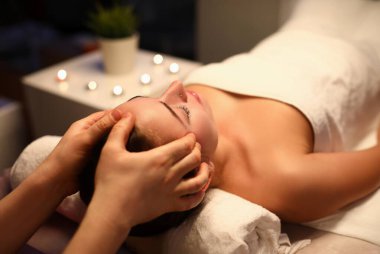 Aroma odasında kadınlara canlandırıcı yüz masajı yapılır. Yüz masajı teknikleri konsepti