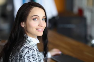 İş yerinde gülümseyen esmer kadının portresi. Kadın ve kariyer kavramı