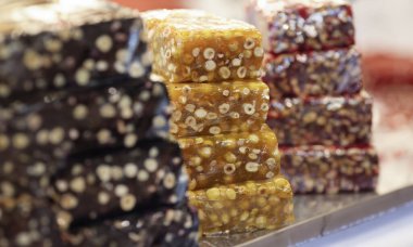 Mağazanın tezgahında çok renkli kırılgan var. Çekirdek ve fındık kavramından tatlılar