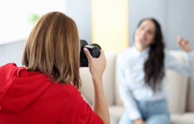 Kanepede fotoğraf mankeni bir kadın. Fotoğraf konseptinden nasıl para kazanılır
