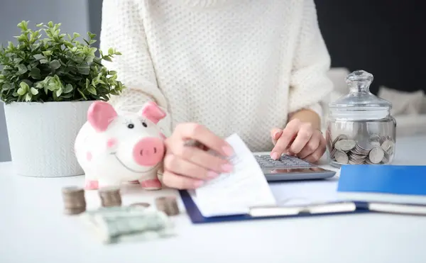 Mulher Segurando Cheques Para Compras Mão Contando Com Close Calculadora — Fotografia de Stock